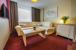 复式 | 起居区 | 平板电视、乒乓球、  书