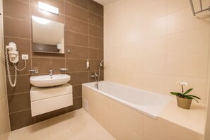 バスアメニティ (無料)、ヘアドライヤー、タオル