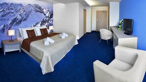 In-room safe, individually decorated, desk, blackout drapes - Hotel Slovan (Vysoké Tatry)