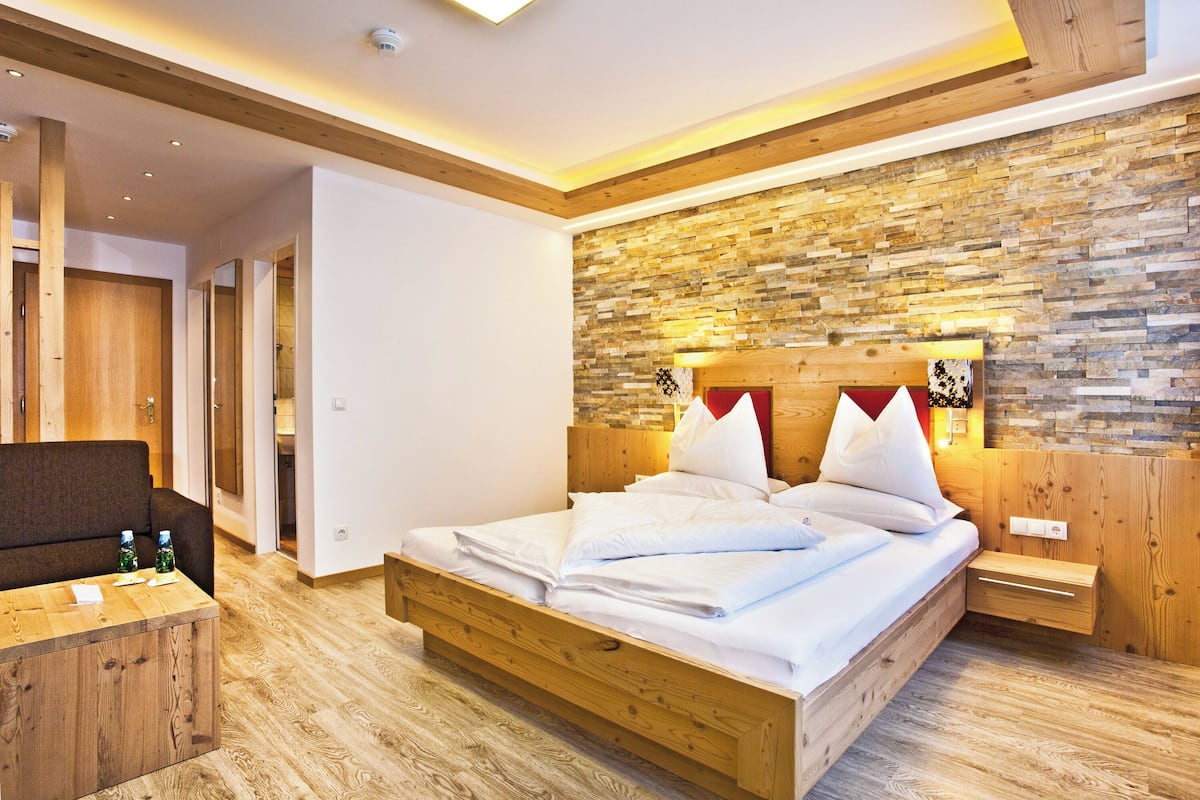 Chambre double | Coffre-fort, bureau, accès au Wi-Fi (inclus), literie fournie