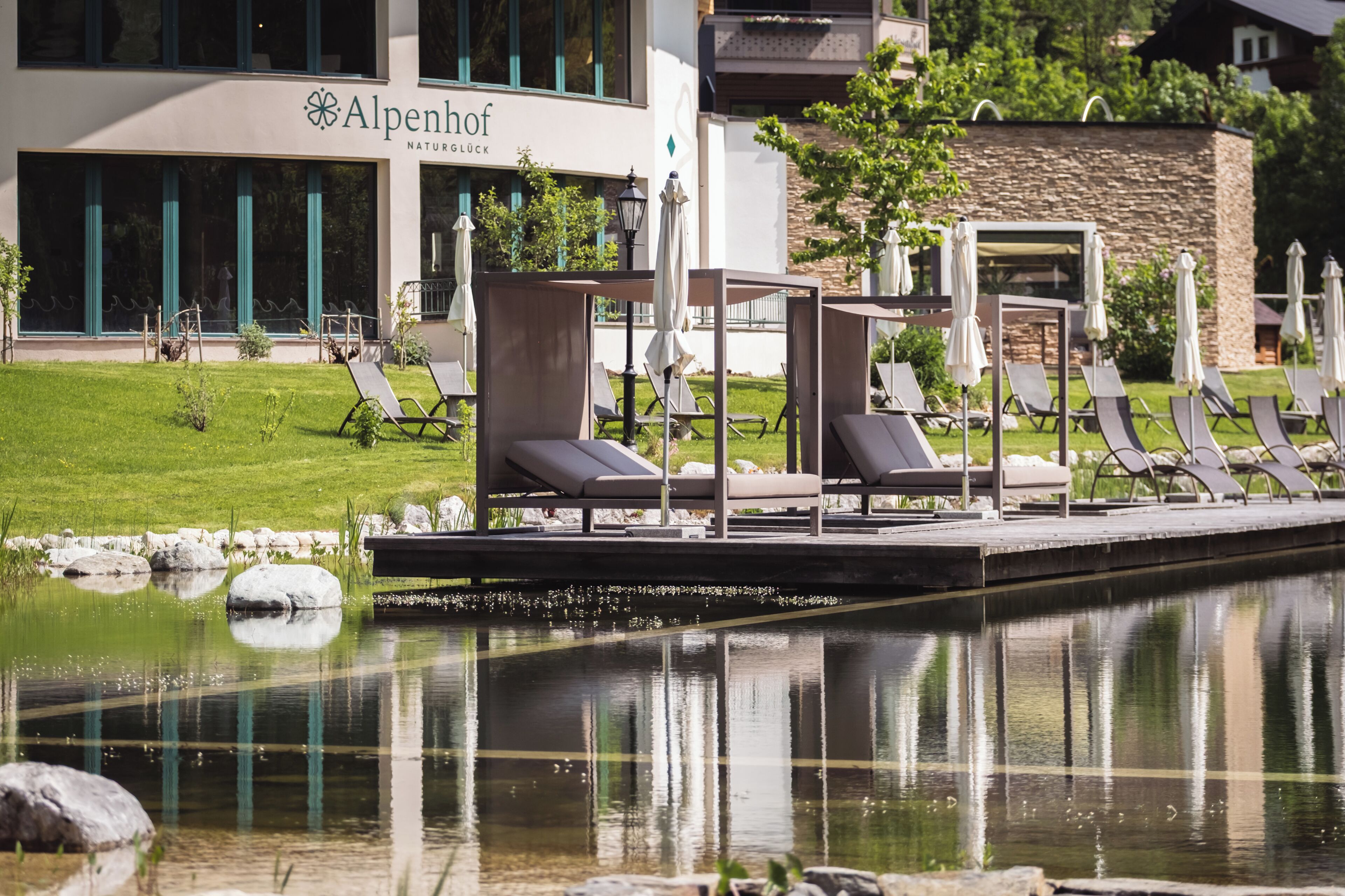 Innenpool, Außenpool, Sonnenschirme, Liegestühle