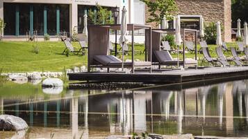 Innenpool, Außenpool, Sonnenschirme, Liegestühle