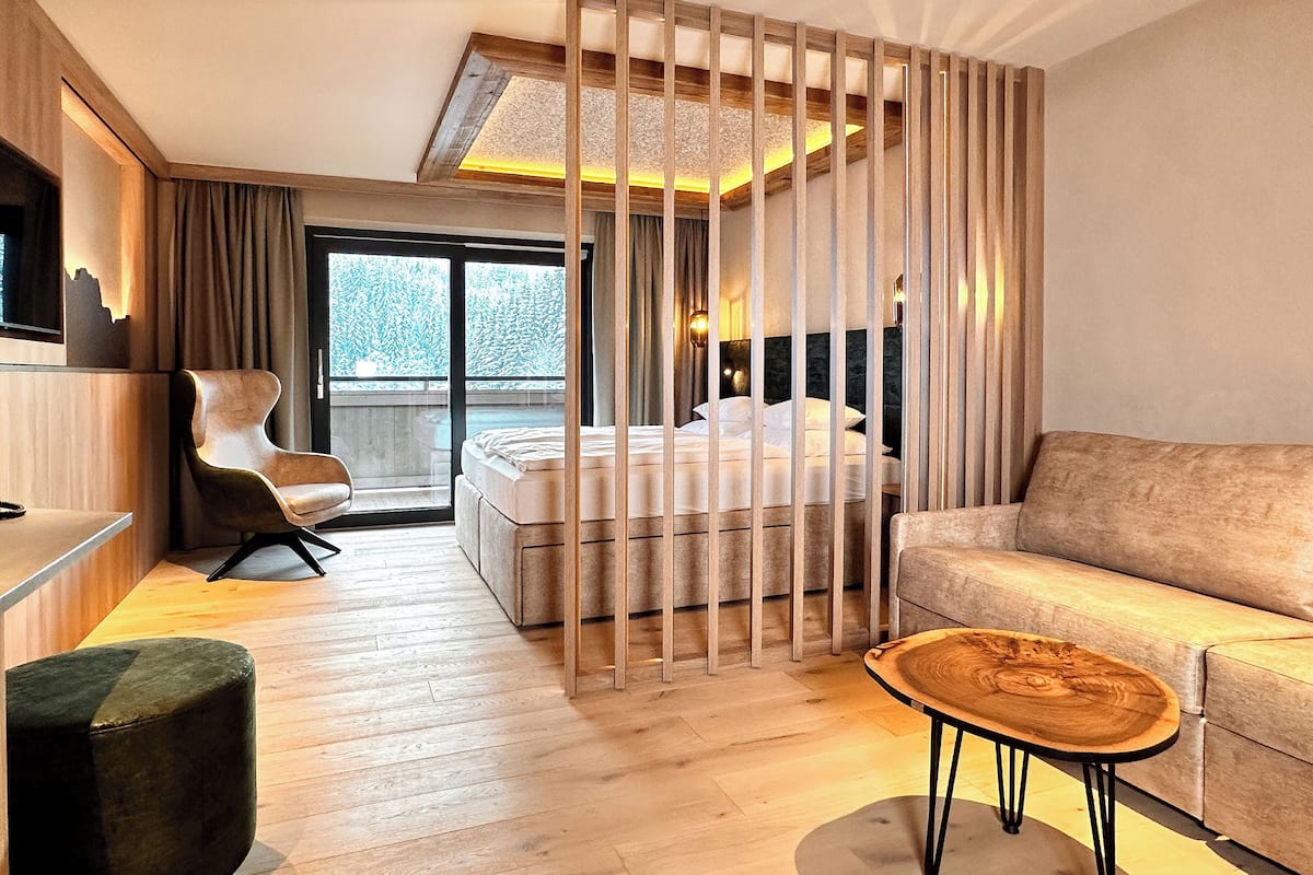 Suite Junior | Coffre-fort, bureau, accès au Wi-Fi (inclus), literie fournie