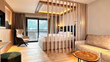 Junior-Suite | Zimmersafe, Schreibtisch, kostenloses WLAN, Bettwäsche