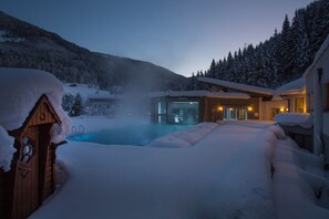 Indoor pool, outdoor pool, pool umbrellas, pool loungers - Landhotel Alpenhof (Filzmoos)