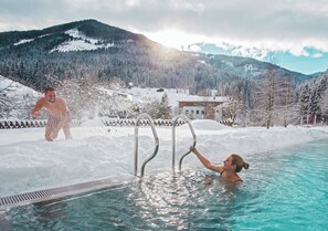 Indoor pool, outdoor pool, pool umbrellas, pool loungers - Landhotel Alpenhof (Filzmoos)