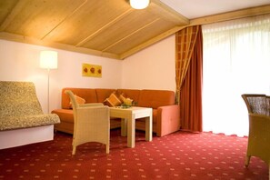 Suite familiare (2 Adults, 3 Children) | Area soggiorno | TV a schermo piatto