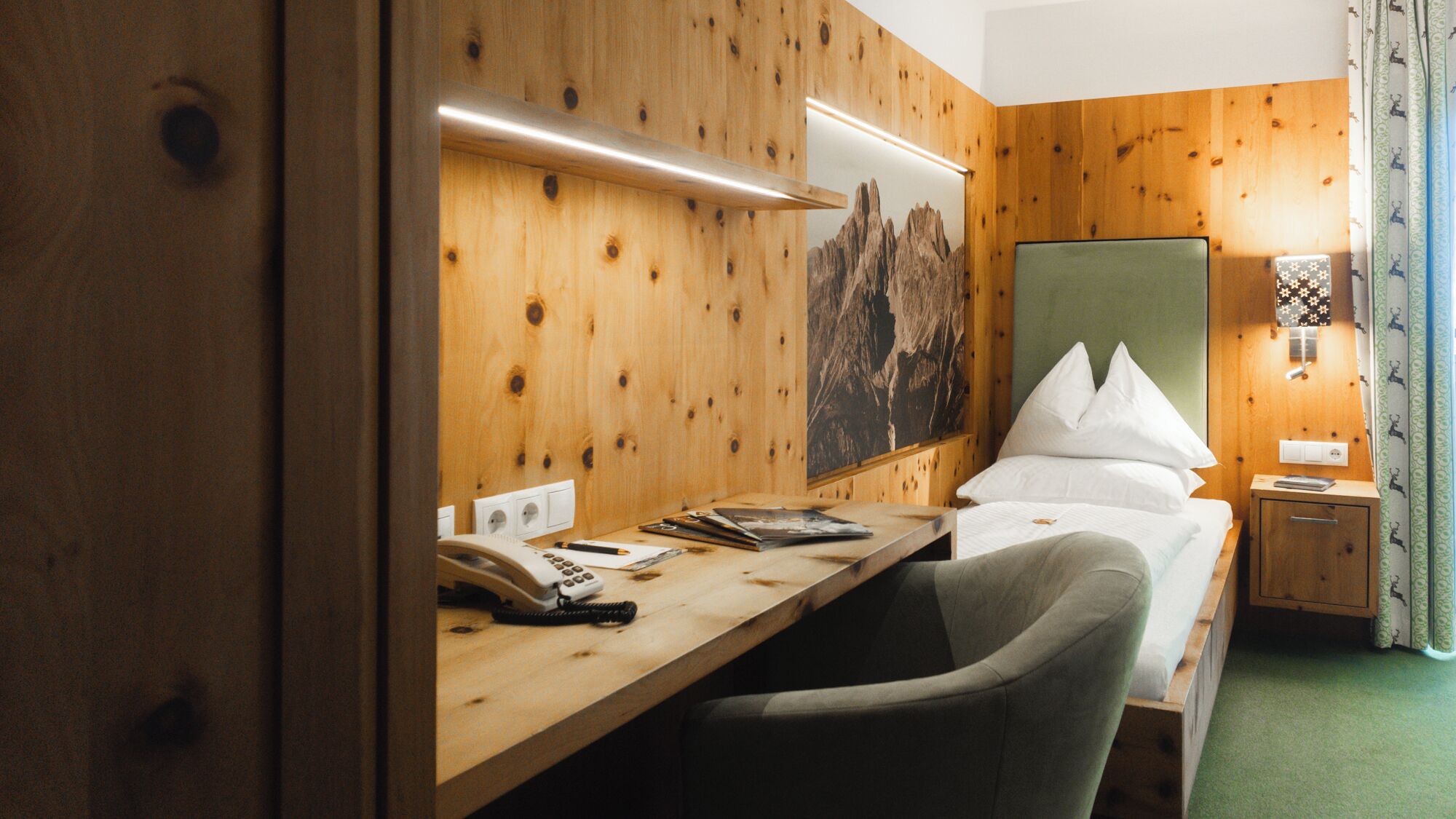 Chambre simple, balcon | Coffre-fort, bureau, accès au Wi-Fi (inclus), literie fournie