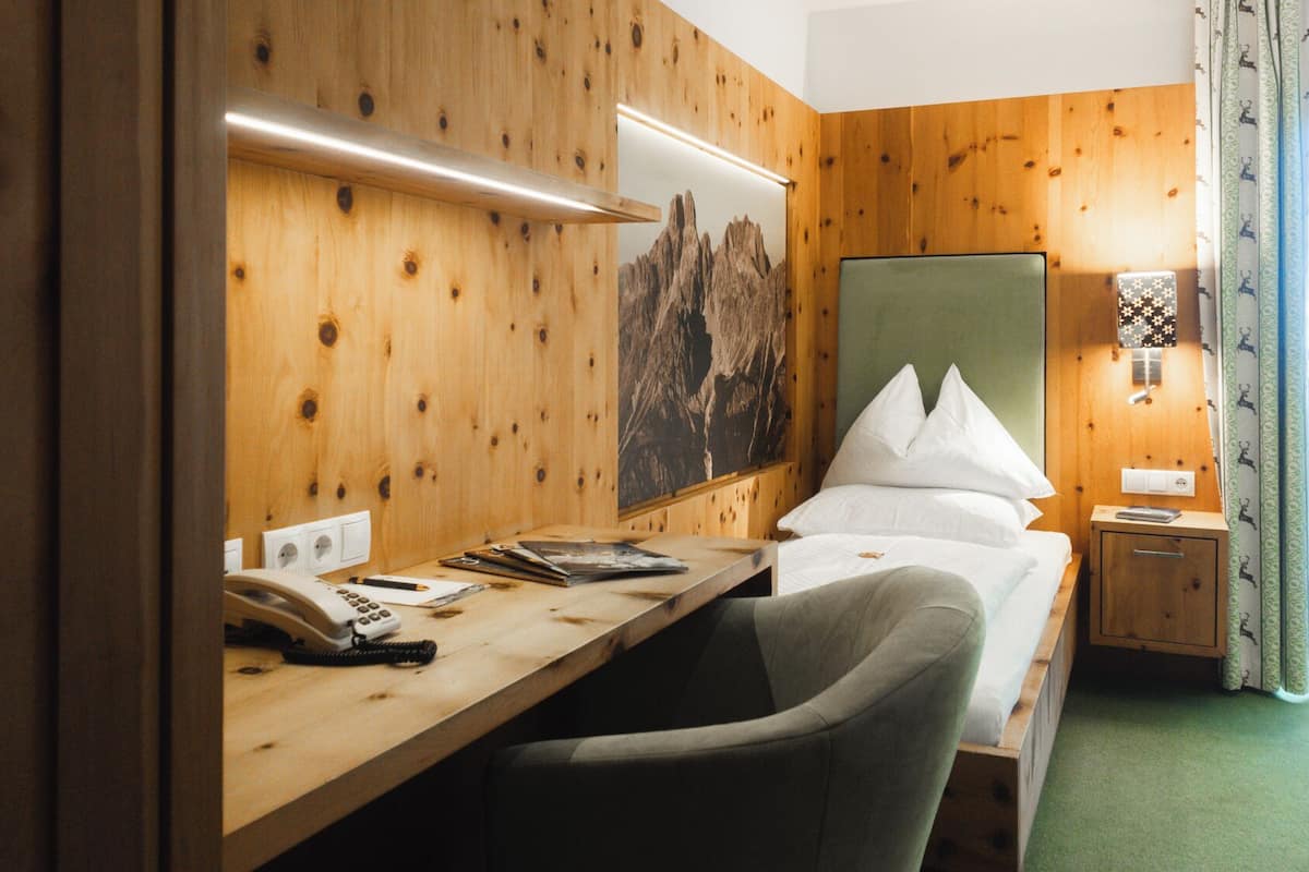 Chambre simple, balcon | Coffre-fort, bureau, accès au Wi-Fi (inclus), literie fournie