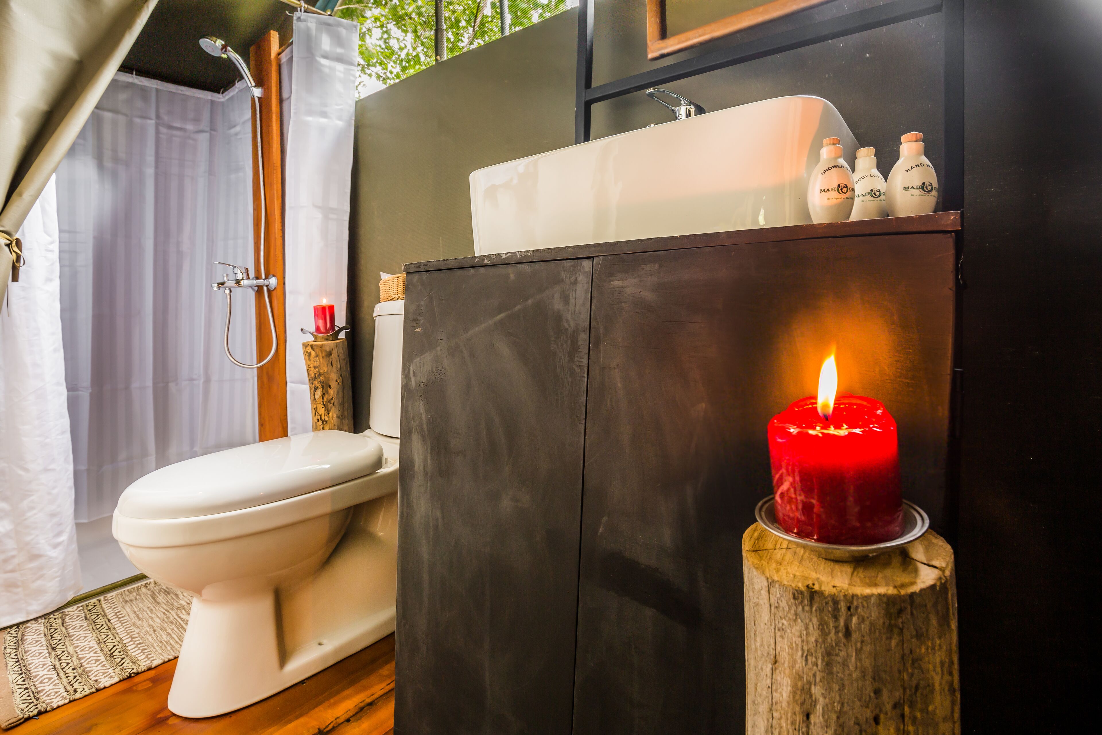 Glamping suite bordering Udawalawe with bush walk | Badezimmer | Dusche, kostenlose Toilettenartikel, Hausschuhe, Bidet