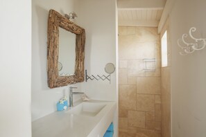 Shower, rainfall showerhead, hair dryer, towels - Ocean Breeze Boutique Hotel & Marina (Kralendijk)