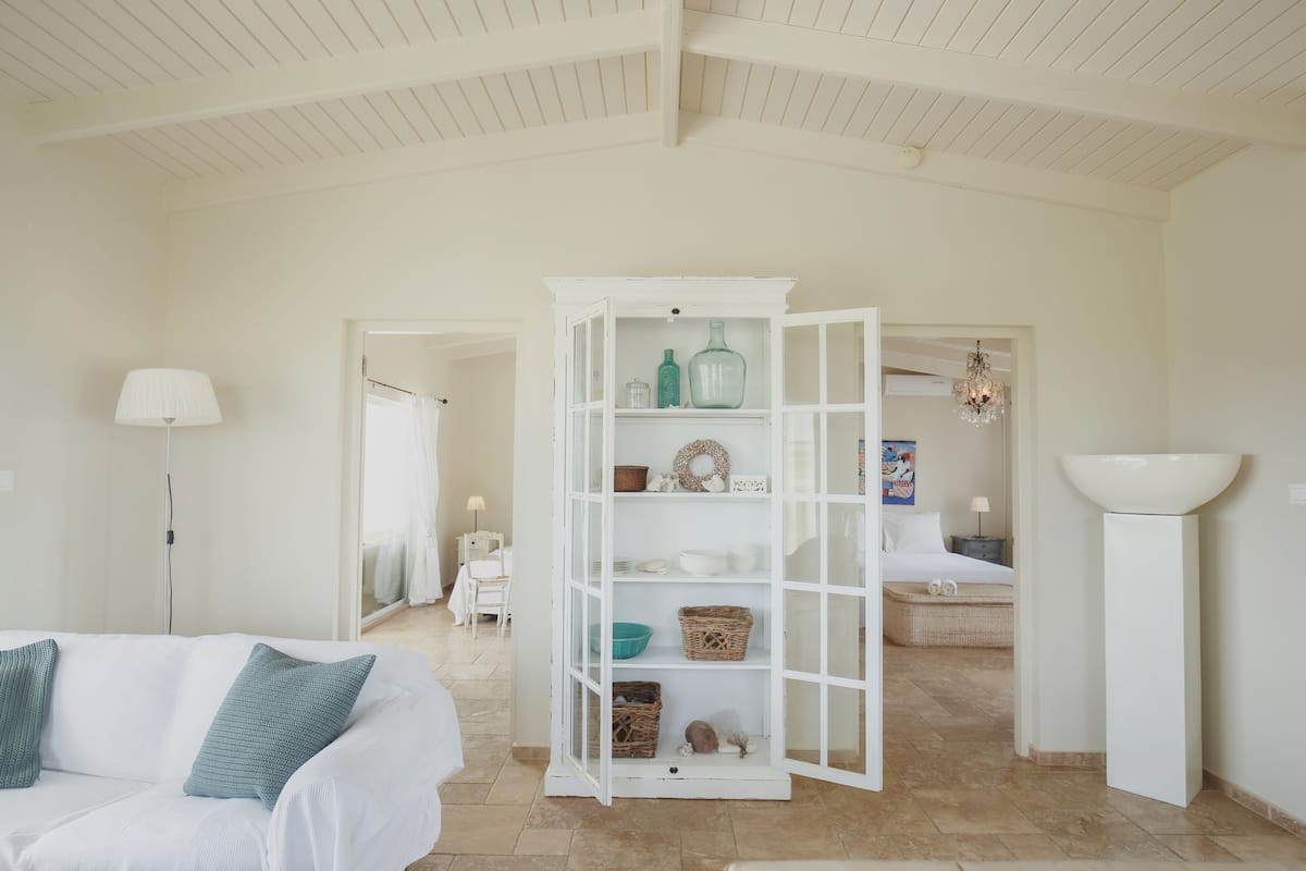 Appartement, 2 chambres | Coin séjour | TV connectée de 32 pouces avec chaßnes par cùble