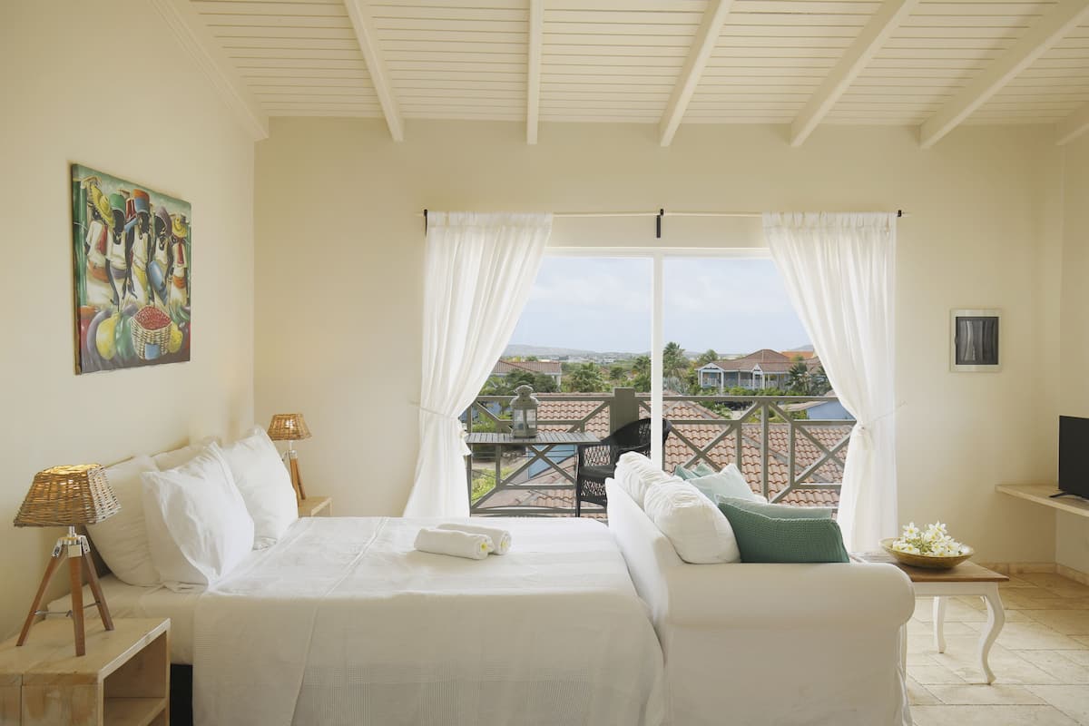Studio Comfort, 1 Tempat Tidur Queen, pemandangan laguna, area halaman | Area keluarga | Smart TV 32-inci dengan saluran TV kabel