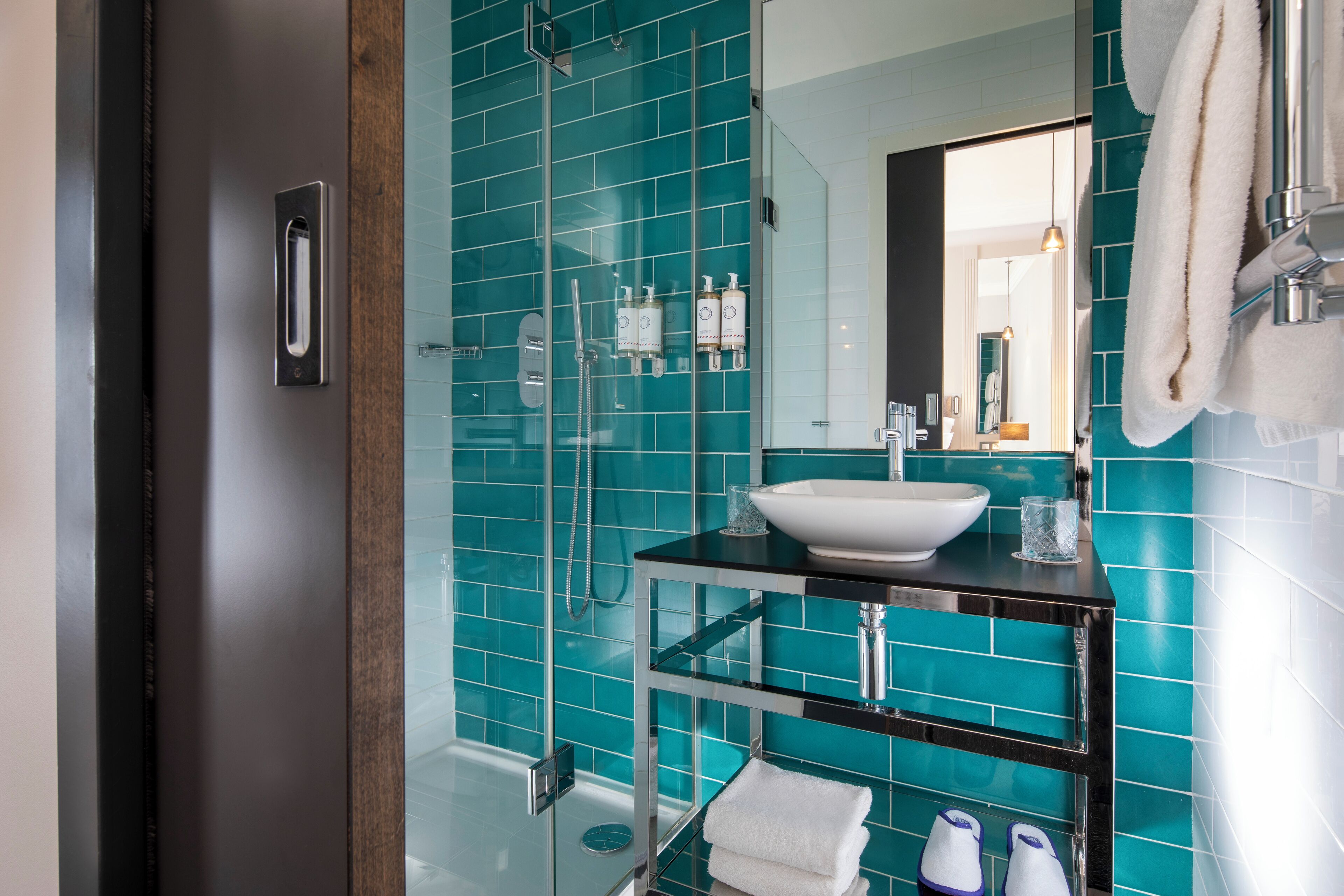 shower, rainfall showerhead, free toiletries, hair dryer