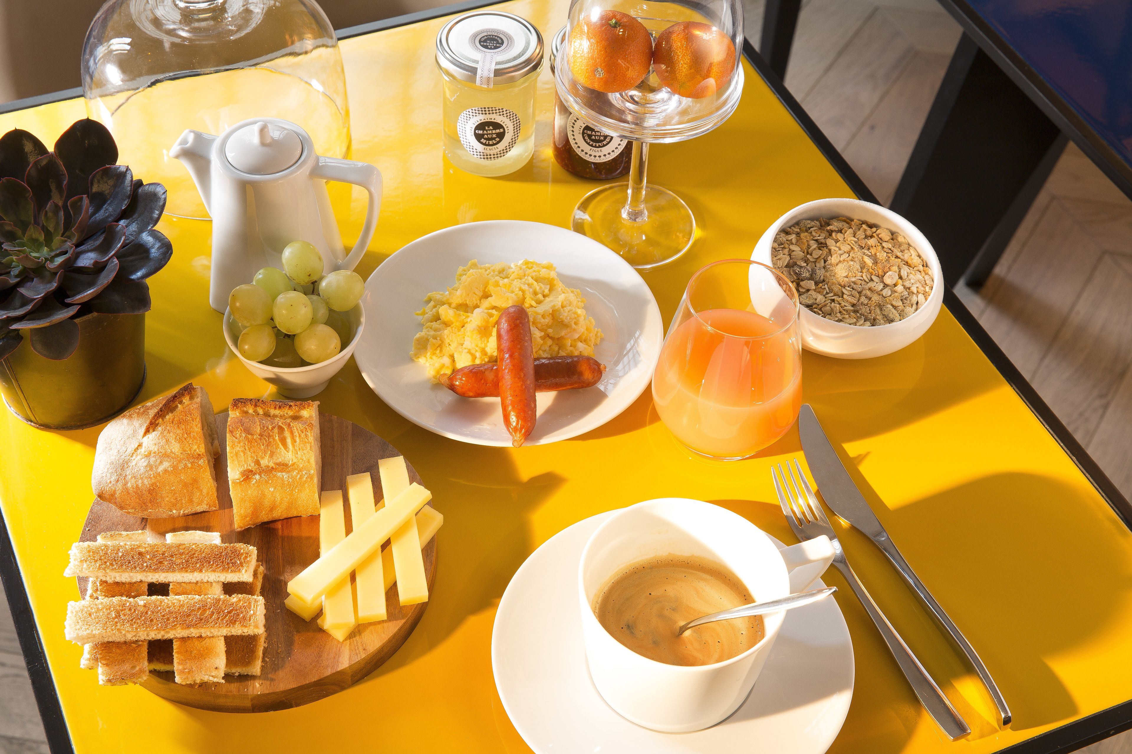 Daily cooked-to-order breakfast (EUR 21 per person)