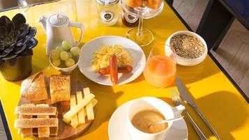 Daily cooked-to-order breakfast (EUR 21 per person)