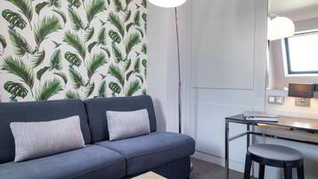 Junior suite (& Spa) | Luxe beddengoed, een kluis op de kamer, een bureau, geluiddichte muren