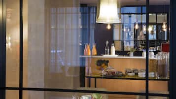 朝食 (オーダー形式)、毎日提供 (1 名様 21 EUR)