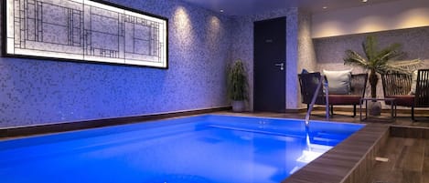 Couples treatment rooms, sauna, body treatments, deep-tissue massages