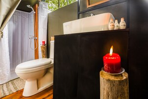 1 quarto, espaço de trabalho para notebook, roupa de cama
