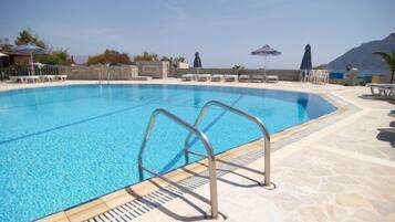 Piscina interna, piscina externa, funciona das 9h às 18h, guarda-sóis