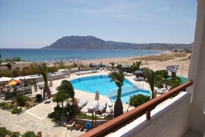 Piscine couverte, piscine extérieure, parasols de plage, chaises longues