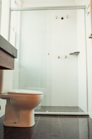 Estudio | Baño | Regadera, secadora de cabello, toallas 