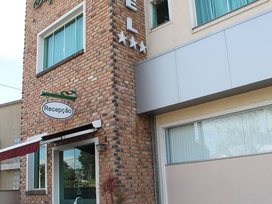 Un hotel con fachada de ladrillo, una recepción y un garaje.