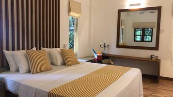 1 bedroom, desk, soundproofing, bed sheets