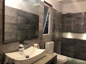 Een douche, gratis toiletartikelen, een bidet, handdoeken