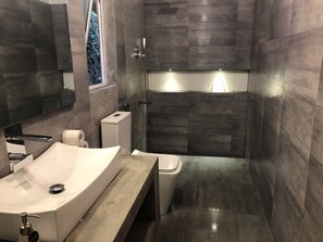 Becks & Woods River View Luxury Cottage | Bathroom | Shower, free toiletries, bidet, towels