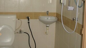 Un baño con inodoro, lavamanos y ducha.
