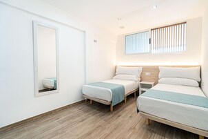 1 habitación, caja de seguridad en la habitación y escritorio 