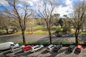 Parking sans voiturier (15 EUR par jour)