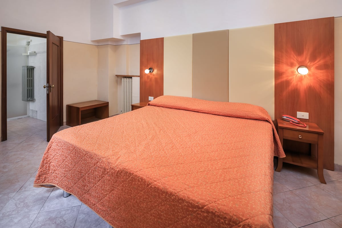 Desk, soundproofing, WiFi (free), bed sheets