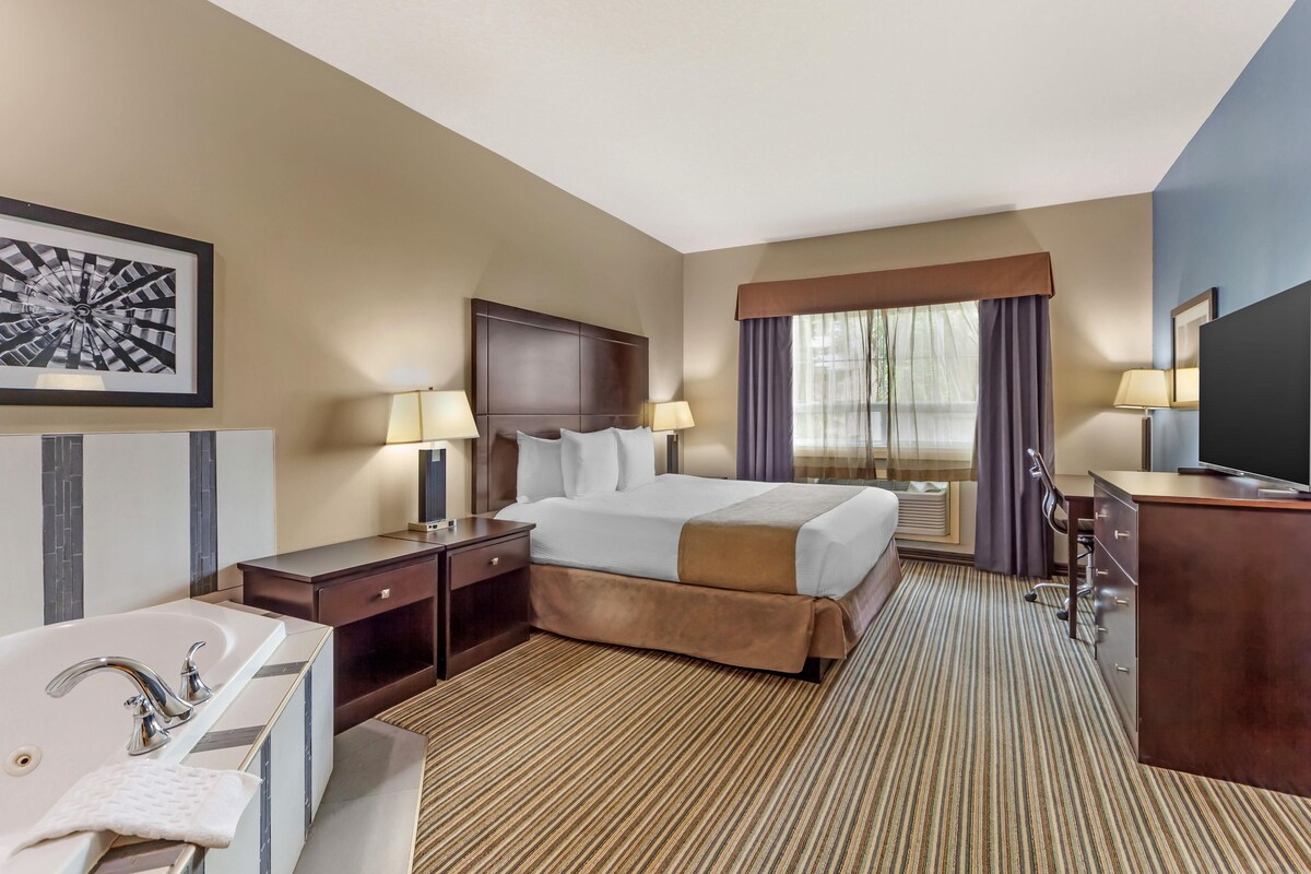 Standard Room, 1 King Bed, Non Smoking, Jetted Tub | Pillowtop beds, desk, laptop workspace, iron/ironing board
