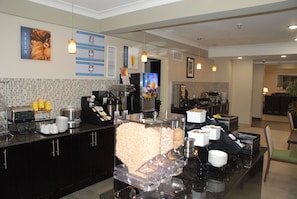 Café da manhã com buffet grátis todos os dias