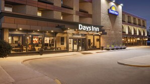 Ein Days Inn Hotel mit moderner Fassade, großen Glasfenstern und einem gut beleuchteten Eingang.