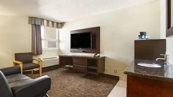 Skrivebord, strykejern/-brett og ekstrasenger (mot et tillegg)