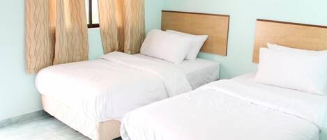 Standard Twin Room | Iron/ironing board (on request), WiFi (free), bed sheets