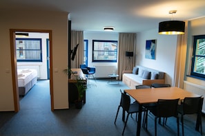 Apartamento superior, 2 quartos (with AquaPark 2hr./day) | Área de estar | TV de tela plana