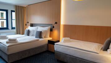 Brankas, meja kerja, Wi-Fi gratis, dan seprai linen