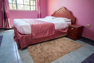 Escritorio, wifi gratis y ropa de cama 