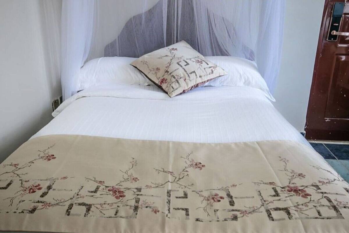 Escritorio, wifi gratis y ropa de cama