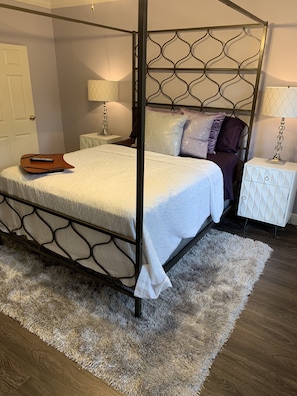 Egyptian cotton sheets, premium bedding, desk, laptop workspace - Huffman House (Minden)