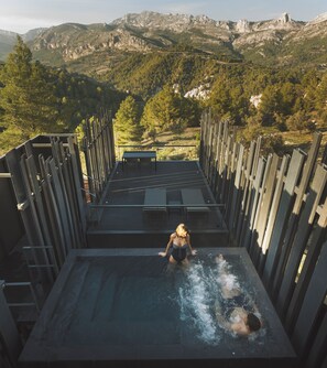 Une piscine avec vue sur les montagnes.