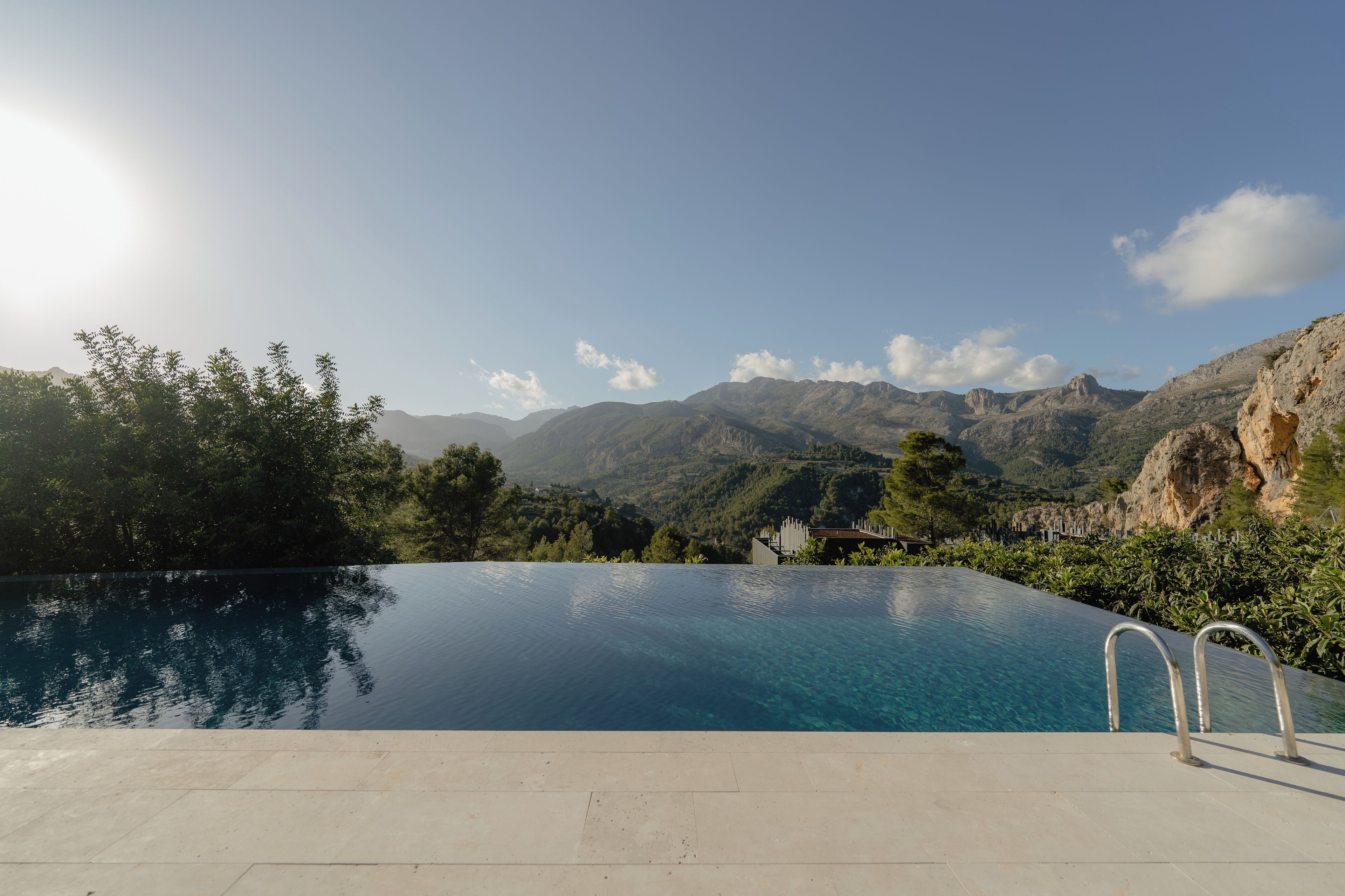 Alberca al aire libre y camastros 