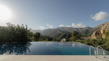 Alberca al aire libre y camastros