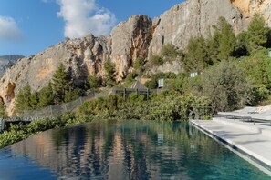 室外泳池；躺椅