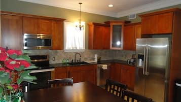 Full-size fridge, microwave, stovetop, dishwasher